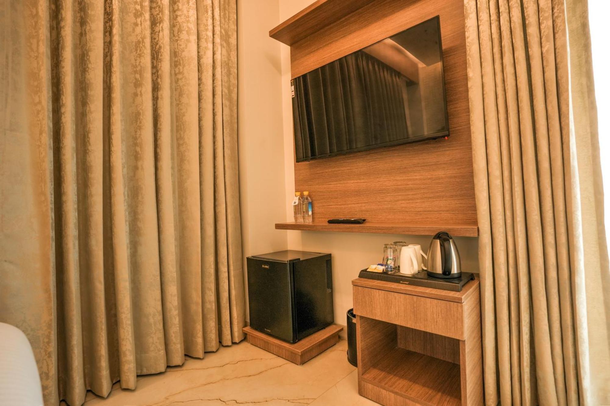 Rj Hotel - Managed By Atithi House 大诺伊达 外观 照片