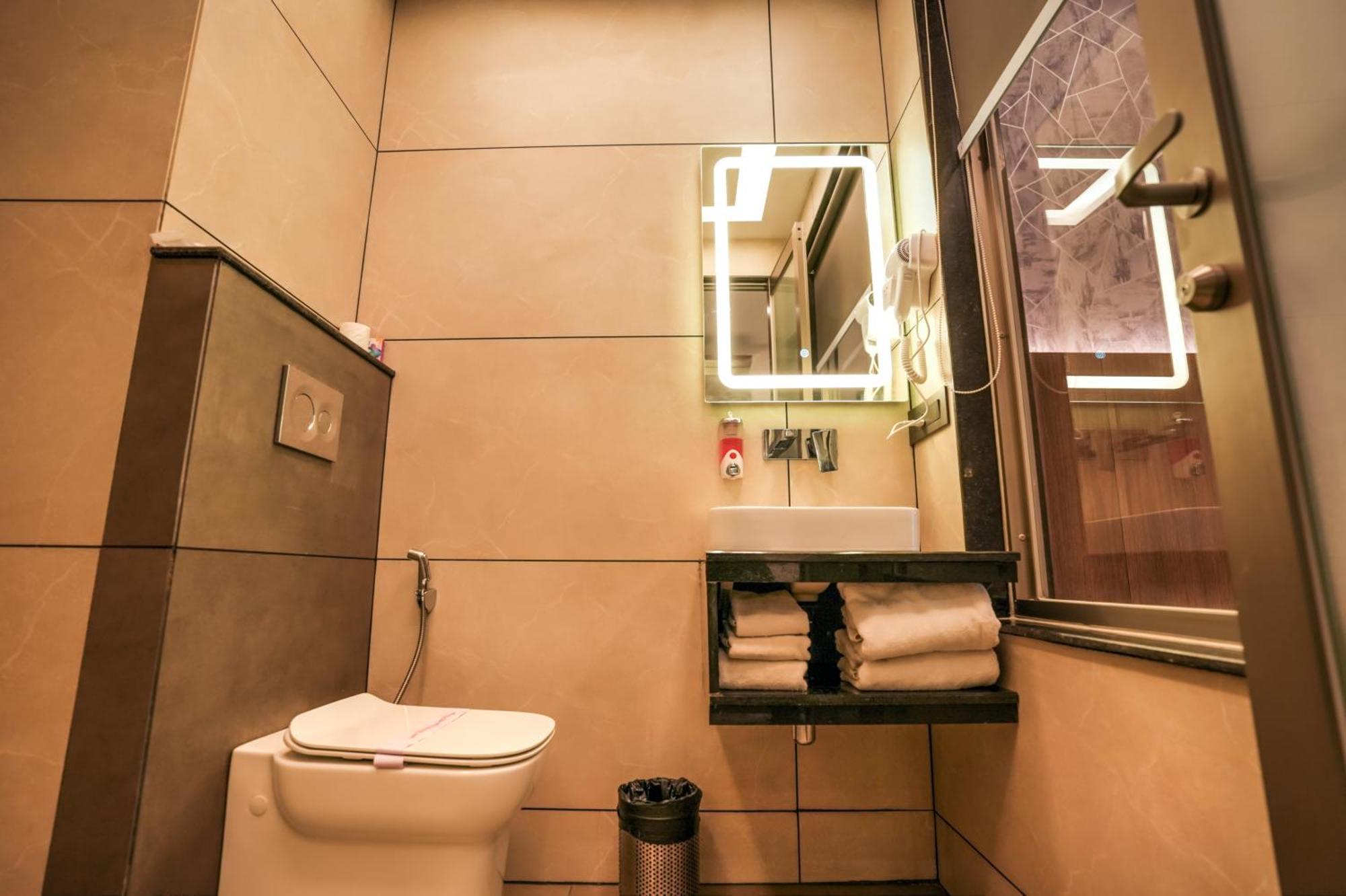Rj Hotel - Managed By Atithi House 大诺伊达 外观 照片