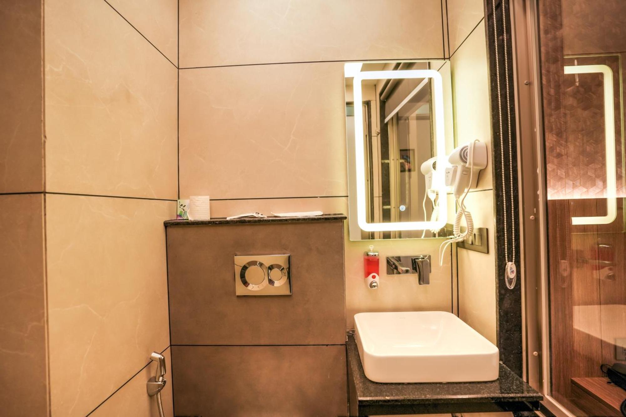 Rj Hotel - Managed By Atithi House 大诺伊达 外观 照片