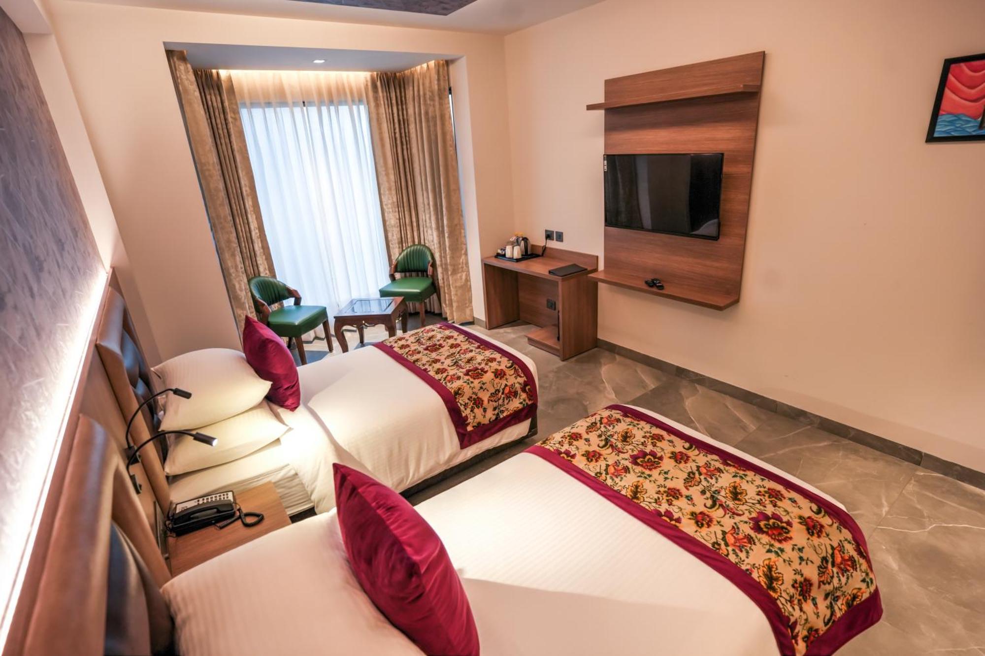 Rj Hotel - Managed By Atithi House 大诺伊达 外观 照片