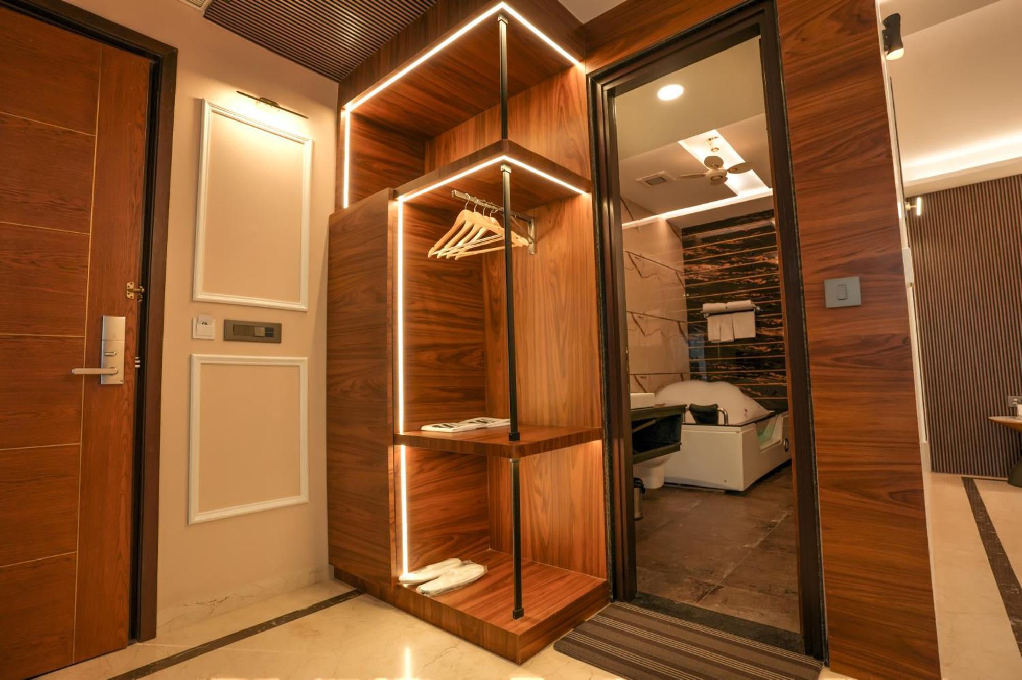 Rj Hotel - Managed By Atithi House 大诺伊达 外观 照片